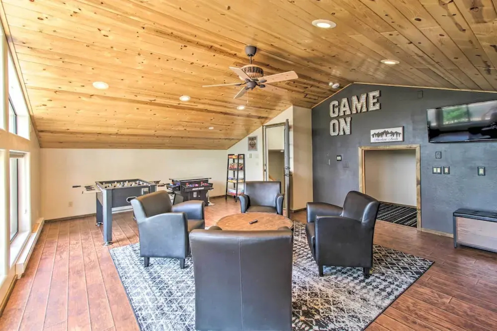 Hot Tub & Game Room: All-season Pinetop Cabin