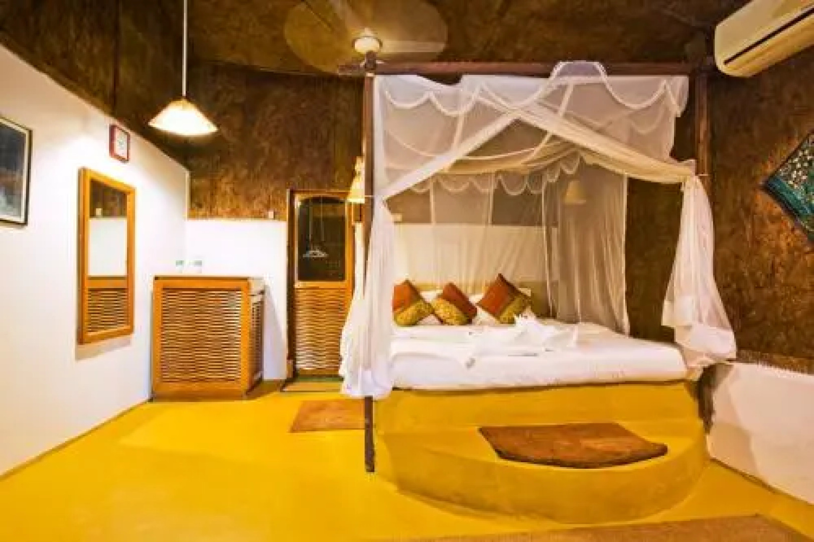 Lamore Beach Cottages