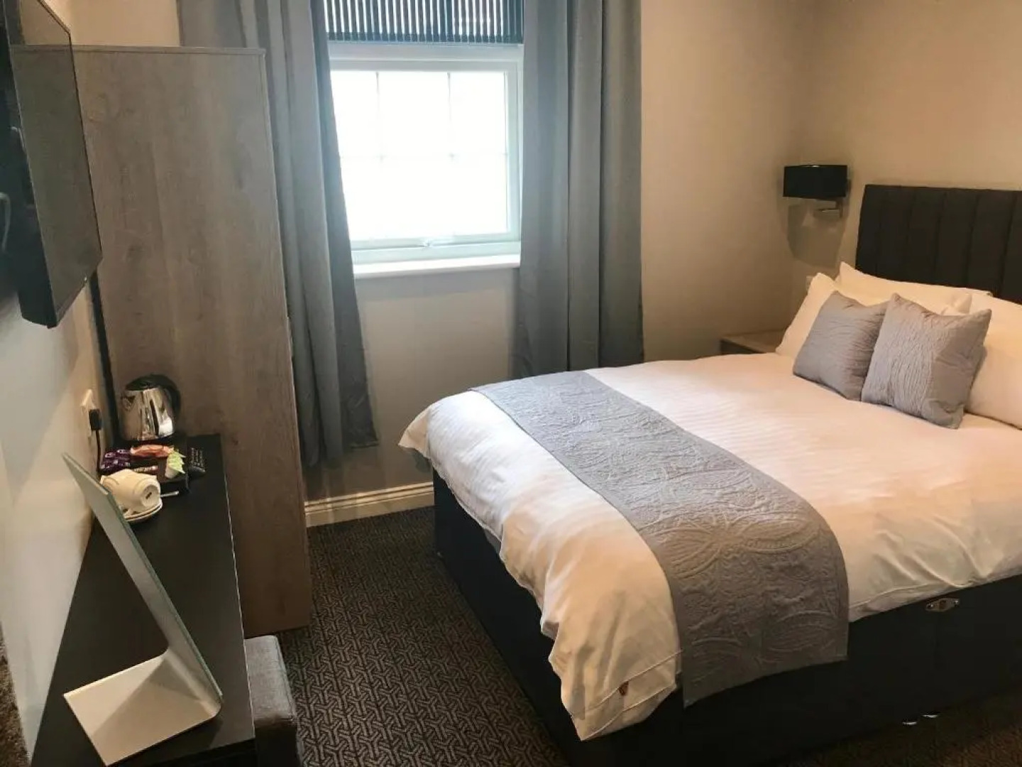 The Raven Hotel - Inn