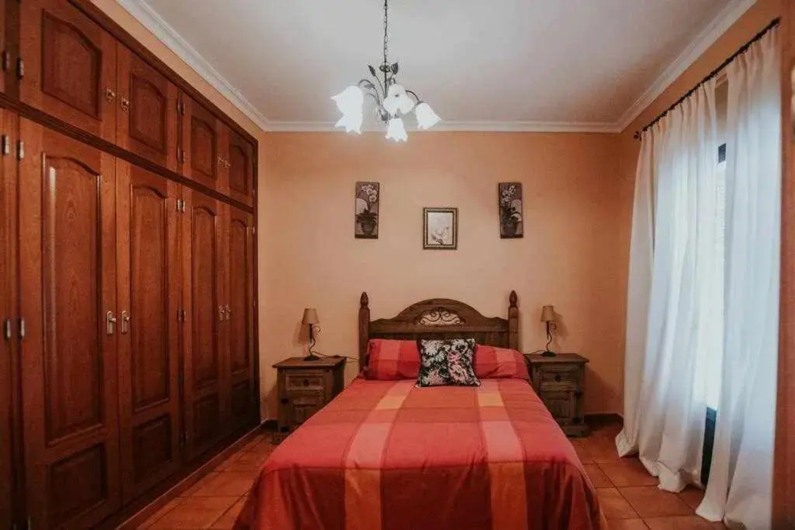 Casa con jacuzzi, sauna, bodeguita rociera y chimenea, de lujo