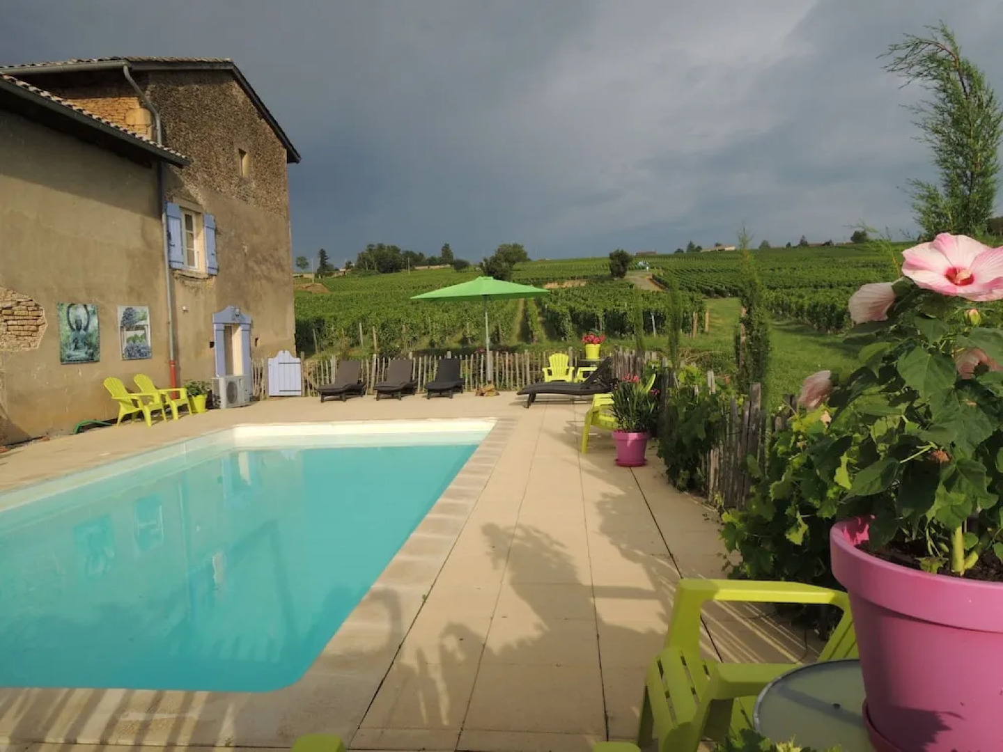 Spacious Mansion in Vinzelles With Swimming Pool