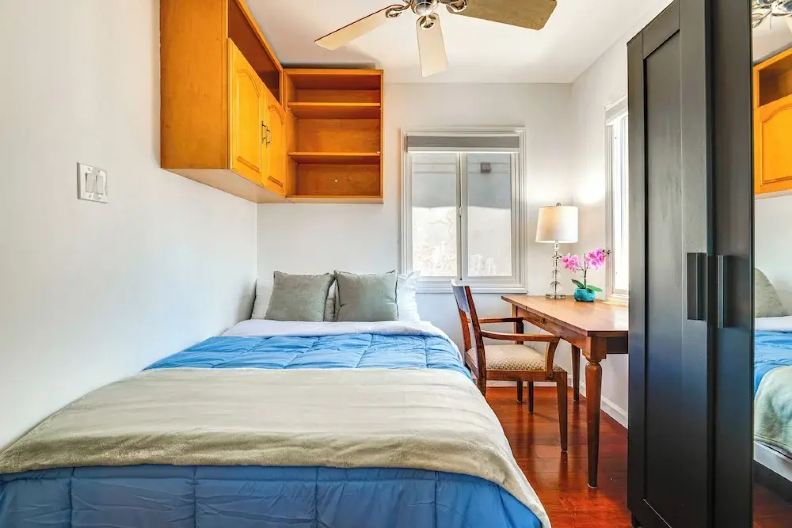 Walk to Ocean: Manhattan Beach Apt w/ Deck