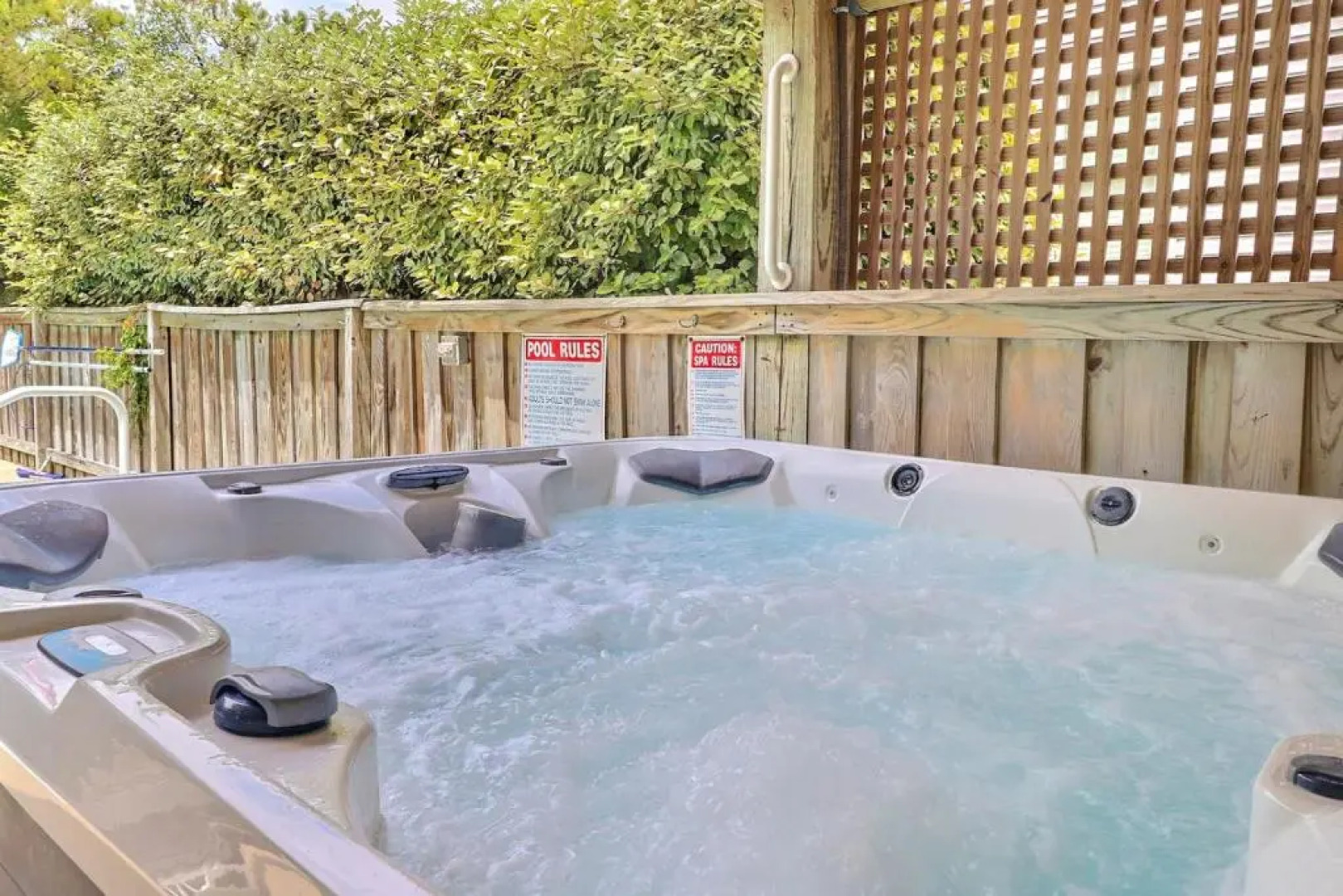 6061 - Bark O Lounge