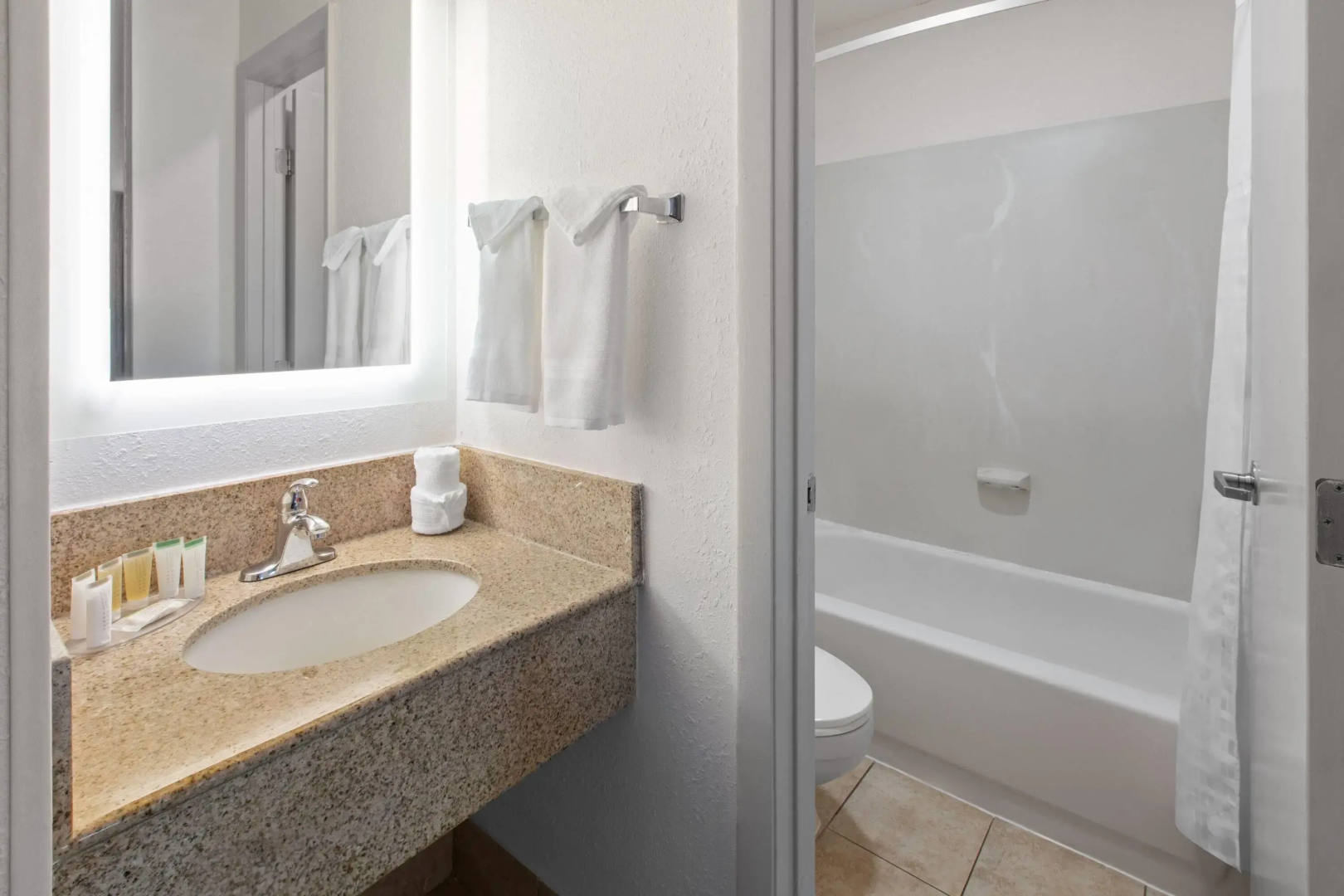 Howard Johnson by Wyndham Romulus Detroit Metro Airport