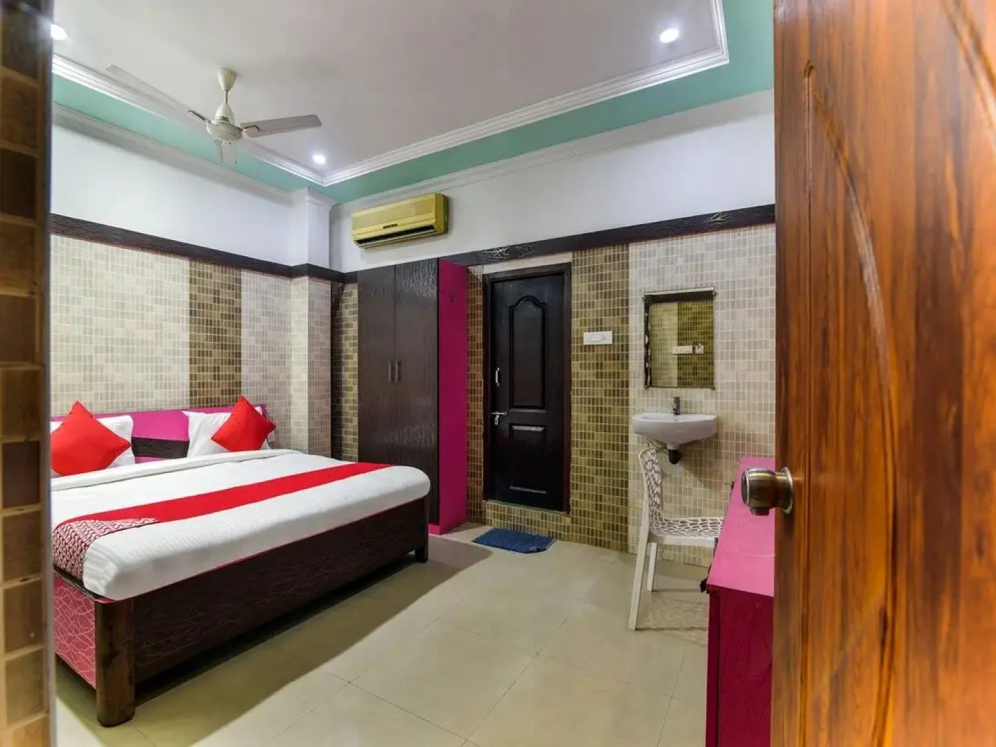 Hotel Jeevan Park by OYO Rooms