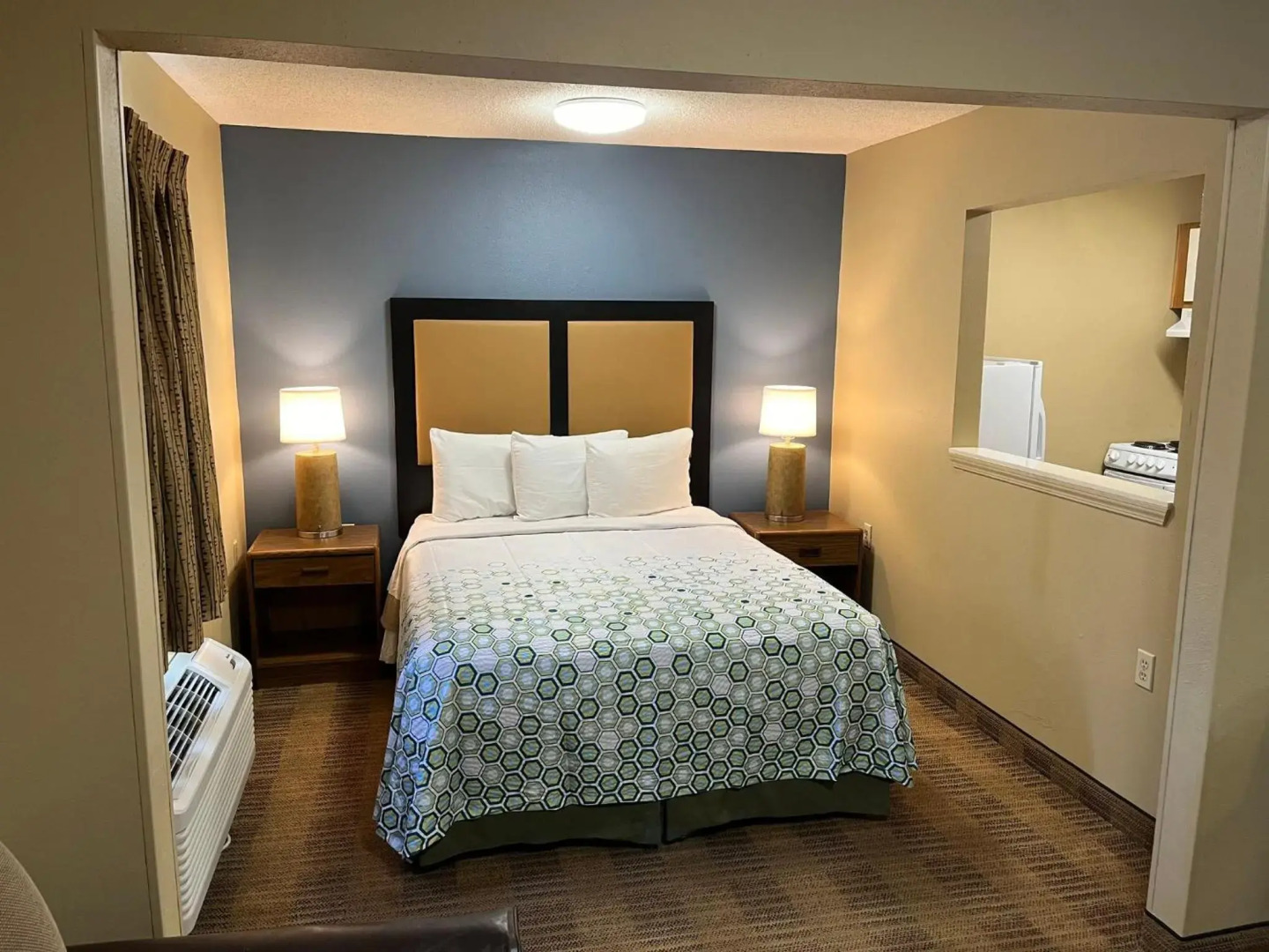 HomeTowne Studios & Suites by Red Roof Greensboro