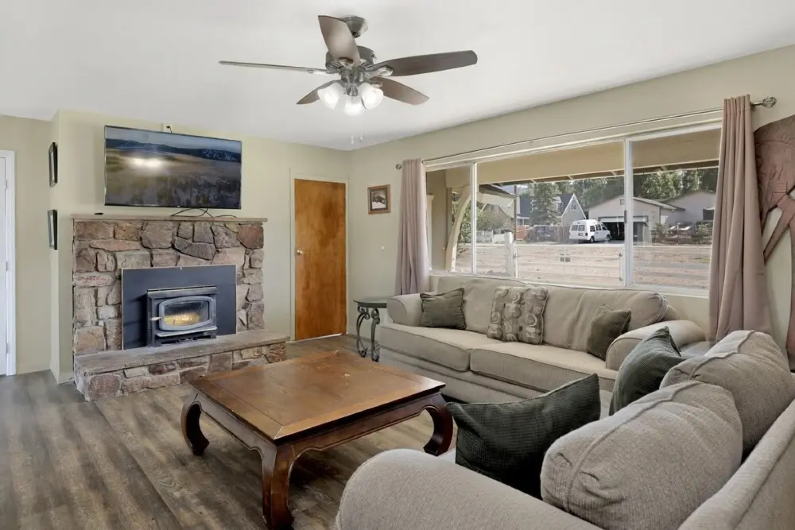 1900 - The Farmhouse Experience 4 Bedroom Home by RedAwning