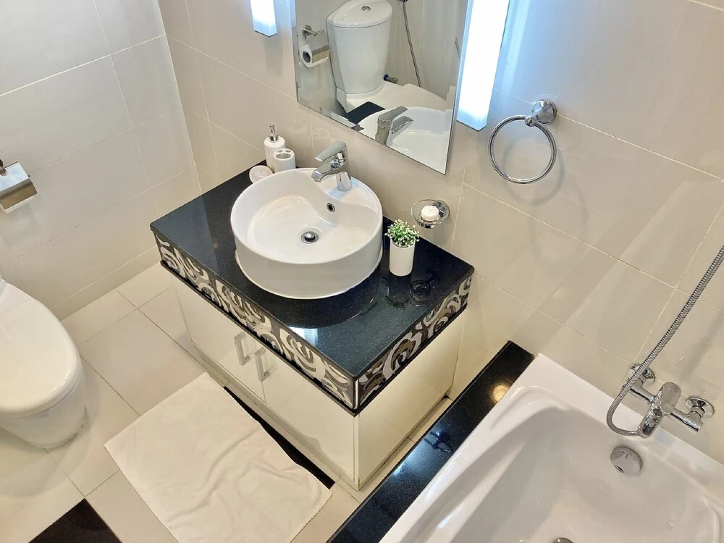 SuperHost - High-rise Chic Apt With Incredible Skyline Views