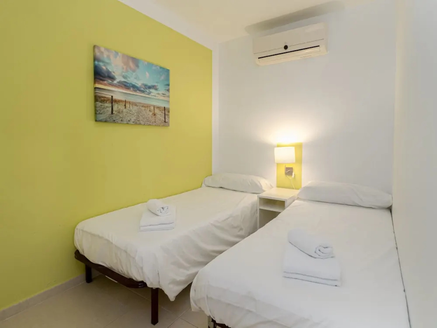 Beautiful Duquesa Harbour apt 2001