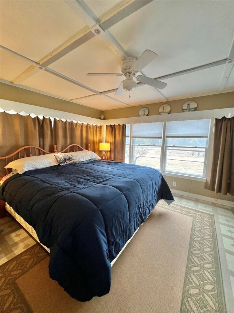 Mary's Lakeview - Limit 10 4 Bedroom Home by RedAwning