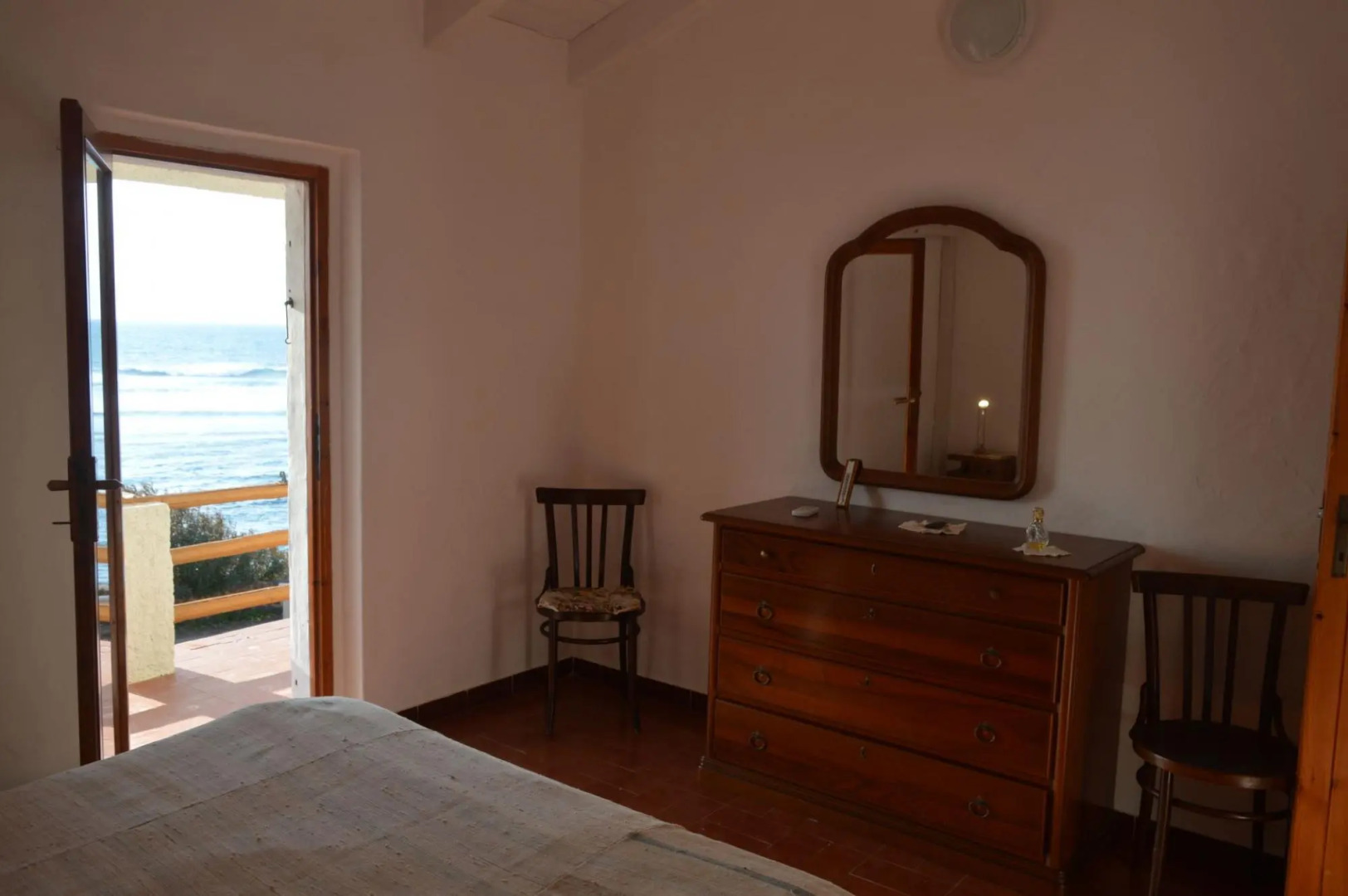 Seafront holiday home twenty meters from the western shore of Sardinia in S'archittu Beach-Casa del Giglio