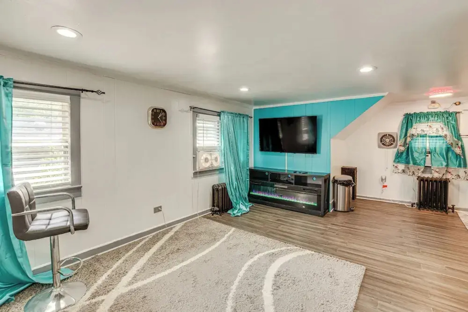 11 Mi to Manhattan: Pet-friendly Duplex w/ Yard!