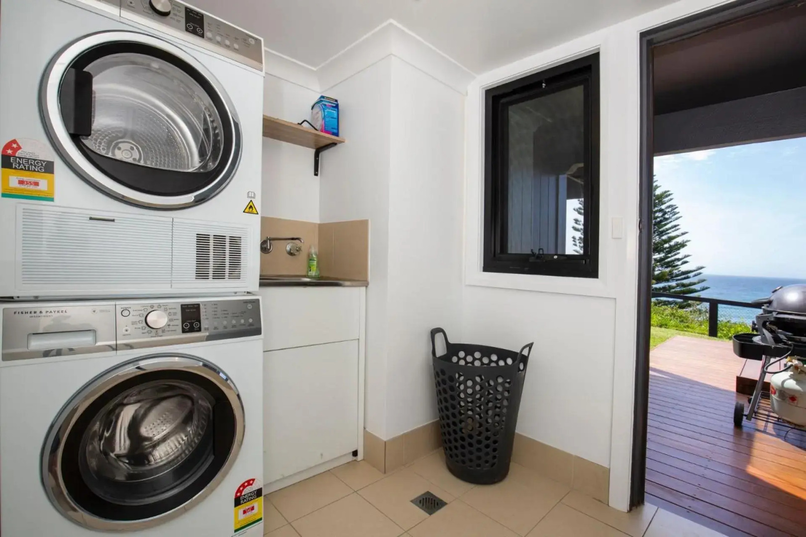 Seaview - Pet Friendly with Stunning Views - 1 Min to Beach