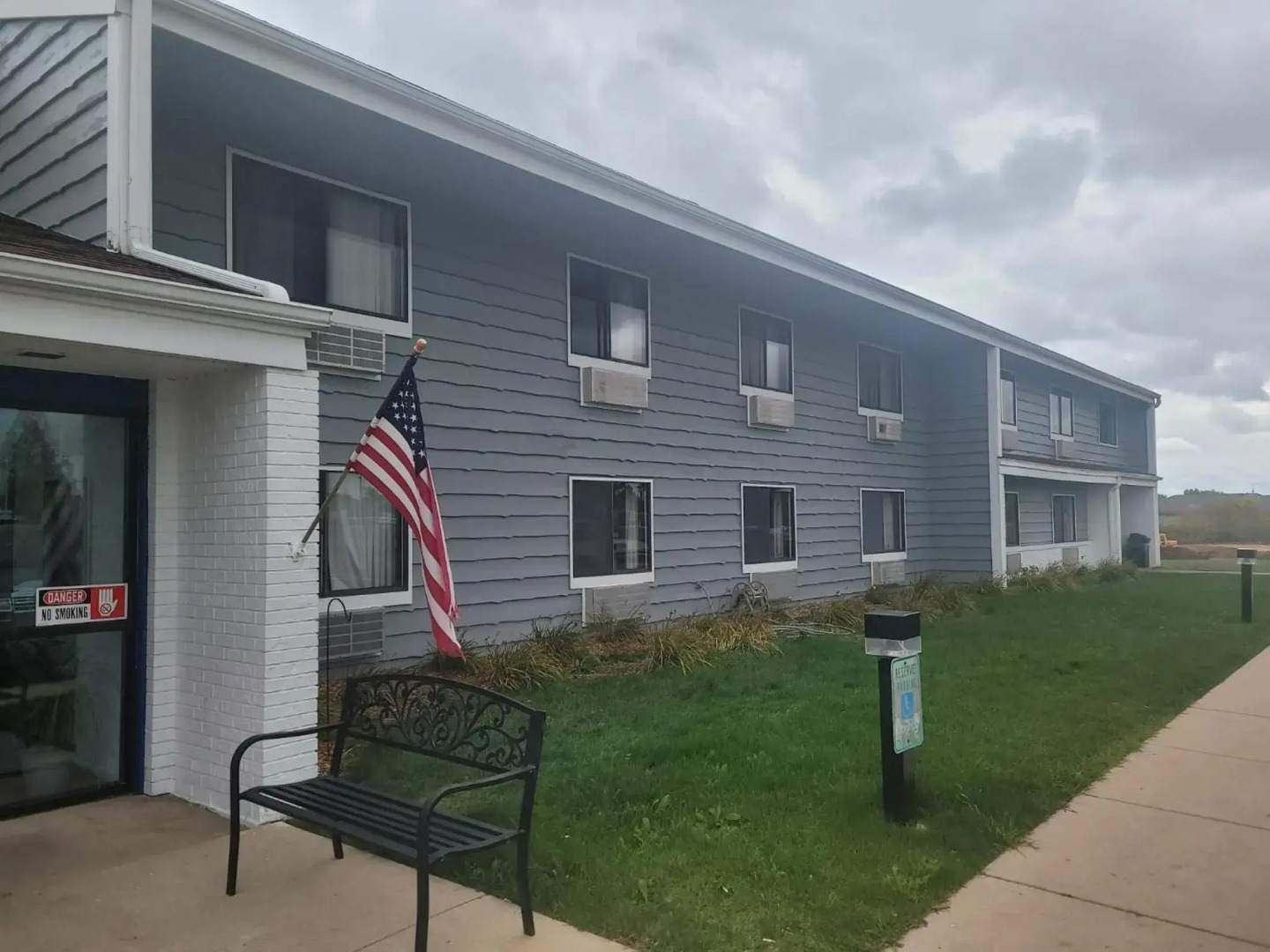 Belgium Inn & Suites