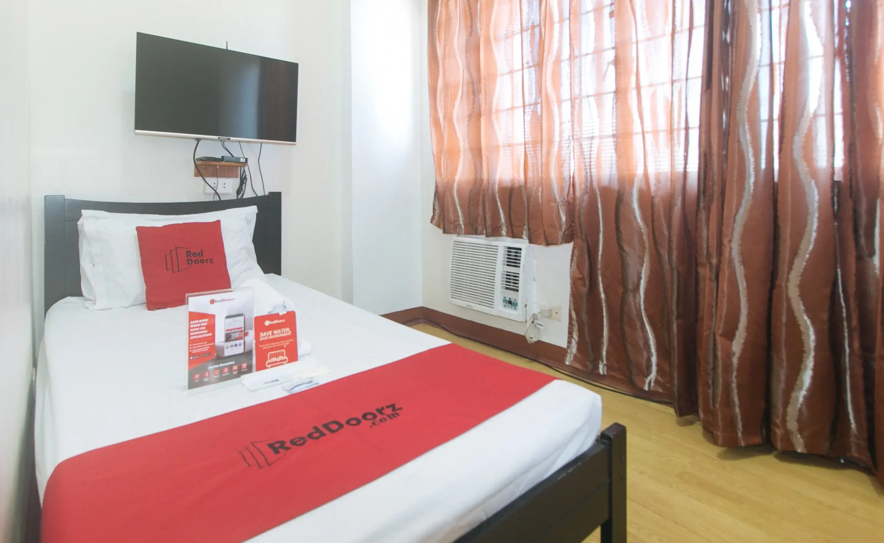 RedDoorz @ Moonwalk Paranaque