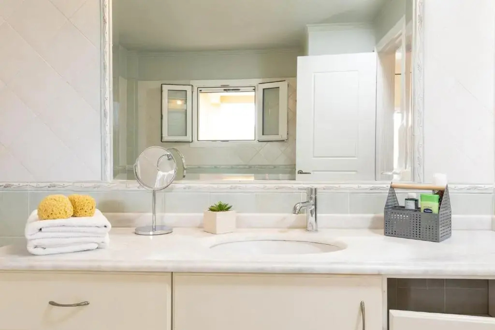 Spyrelia 4BD Villa with 2BD Guesthouse by Konnect, Private Pool & Outdoor Jacuzzi included