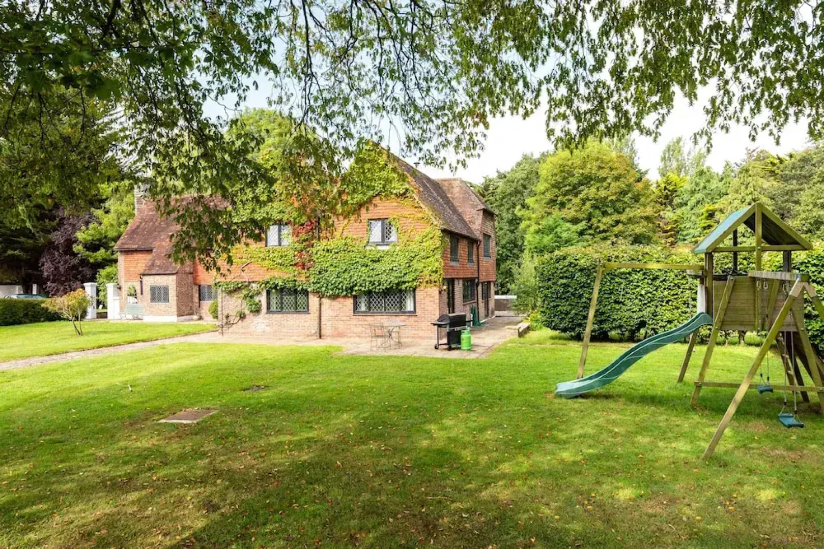 Gildridge Estat Large Group Tennis Court