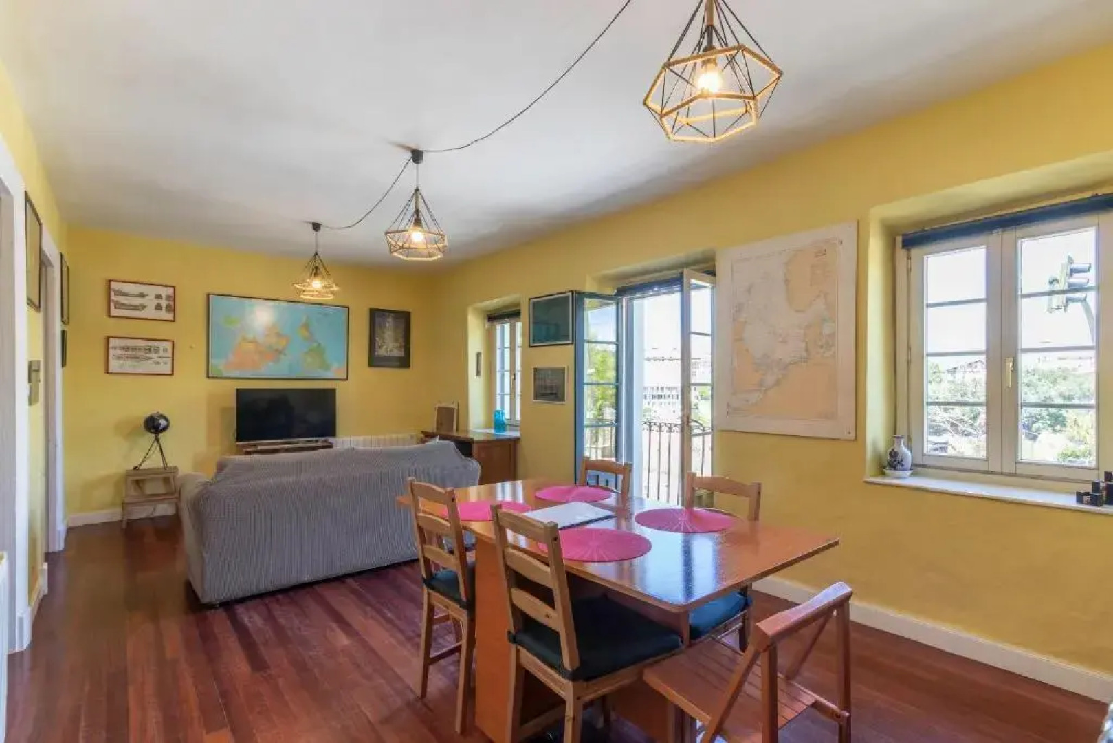 Antigua casa de escritor junto a la playa