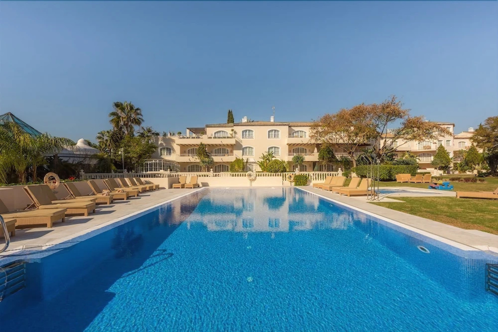 Las Dunas Suites & Apartments