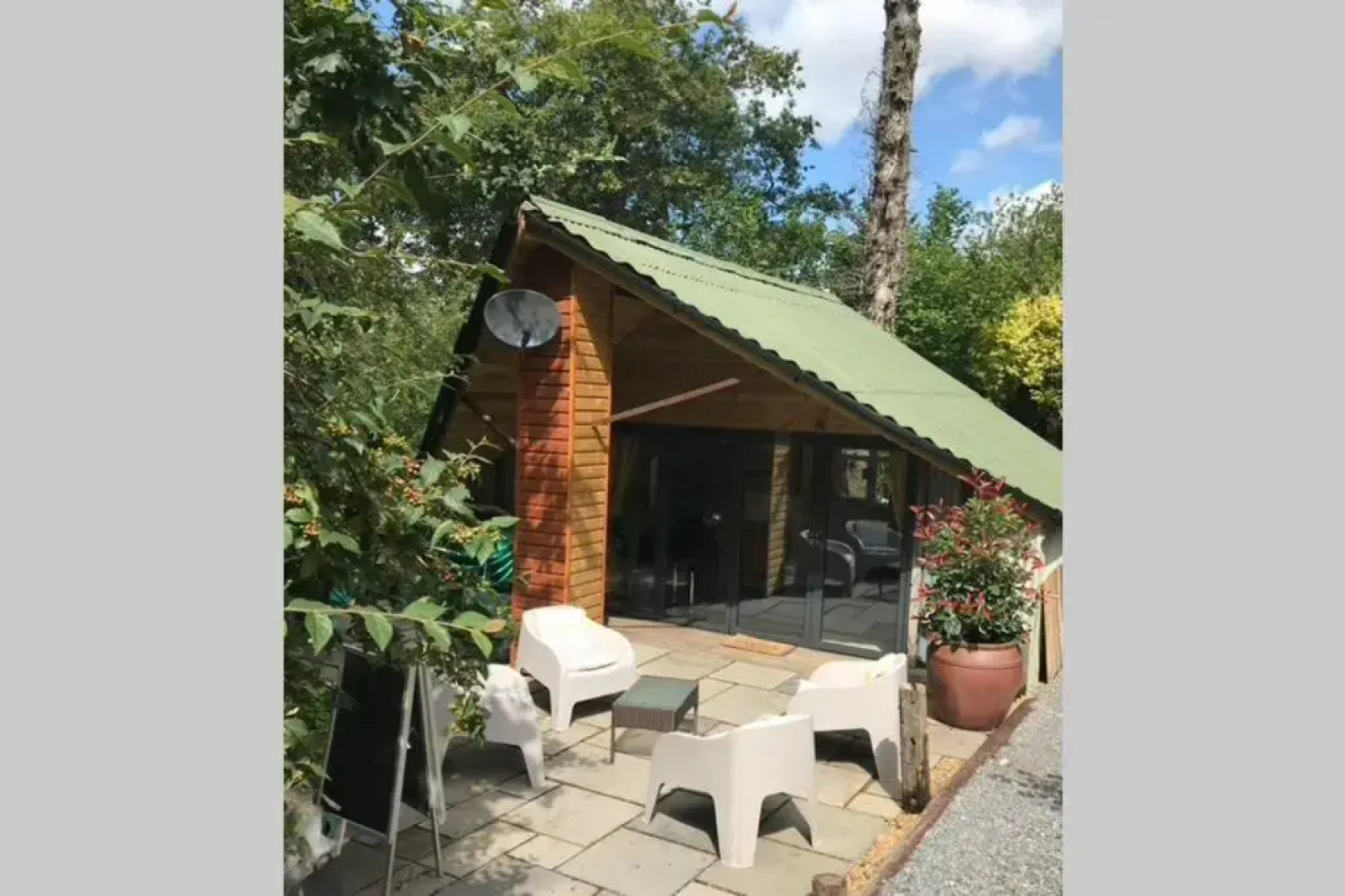 The Shed . A cosy, peaceful, 96% recycled, chalet.