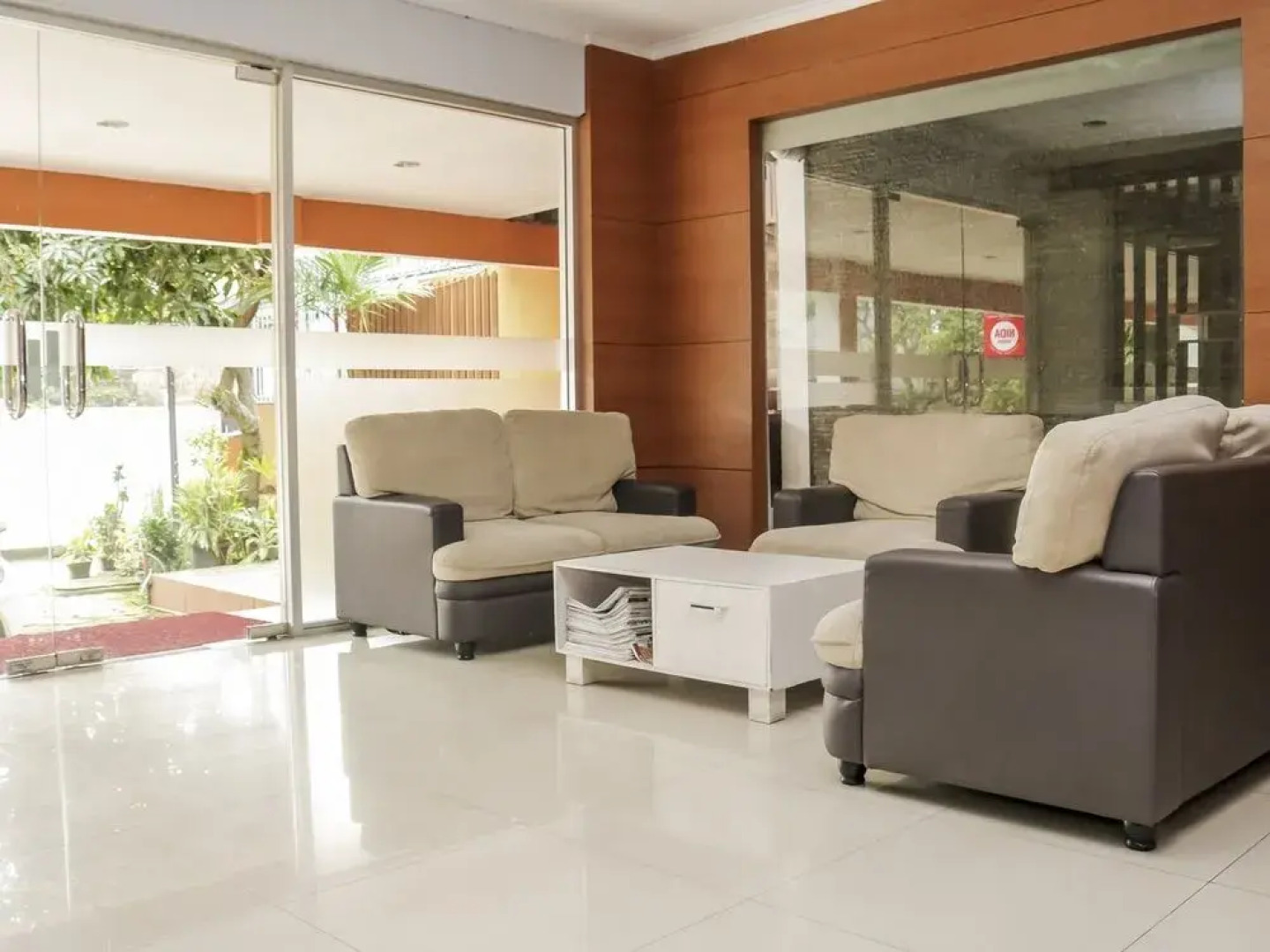 Ten House Guest & Resto by RedDoorz