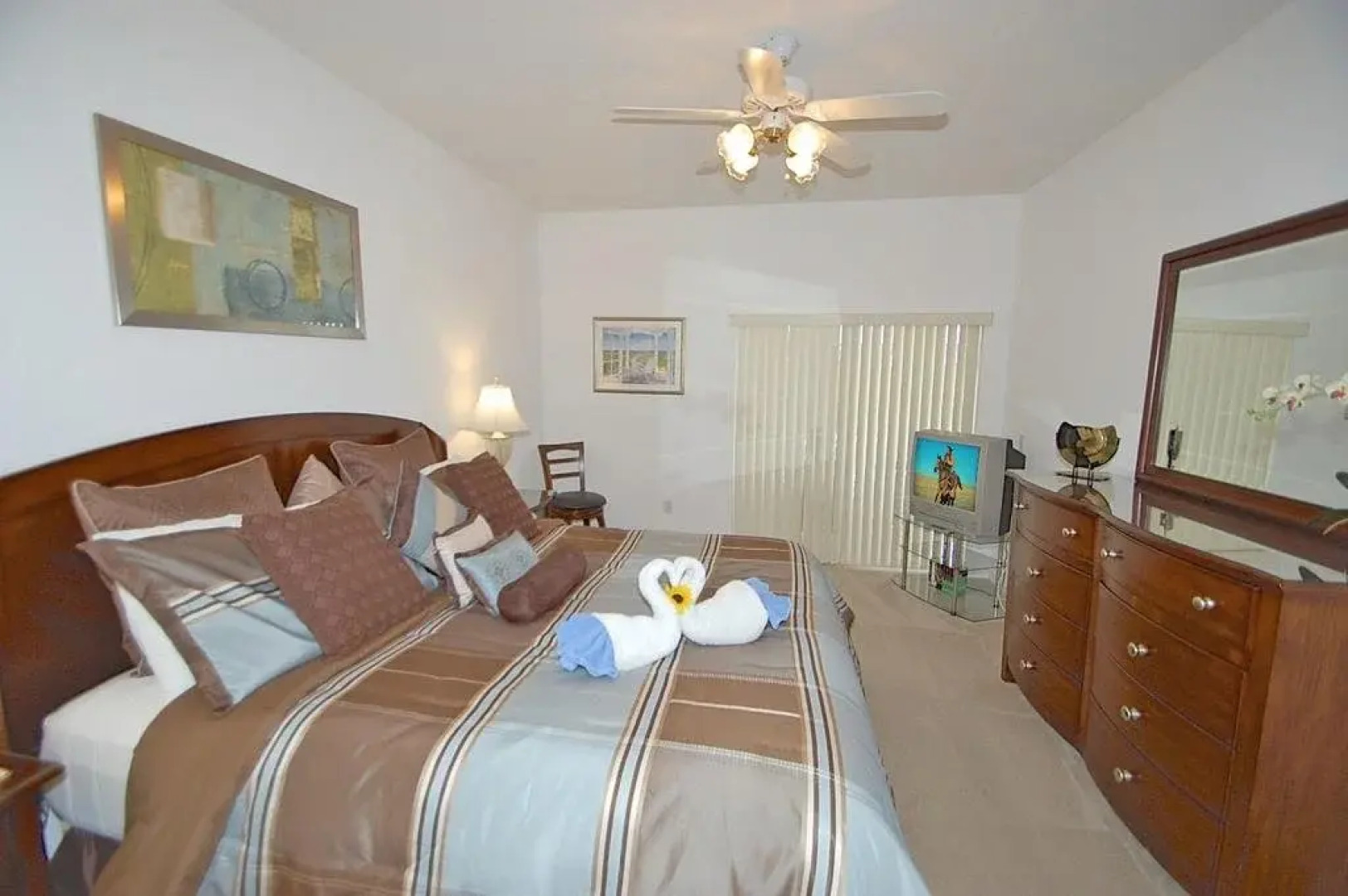 857KD Cozy Retreat 5 Br villa by RedAwning