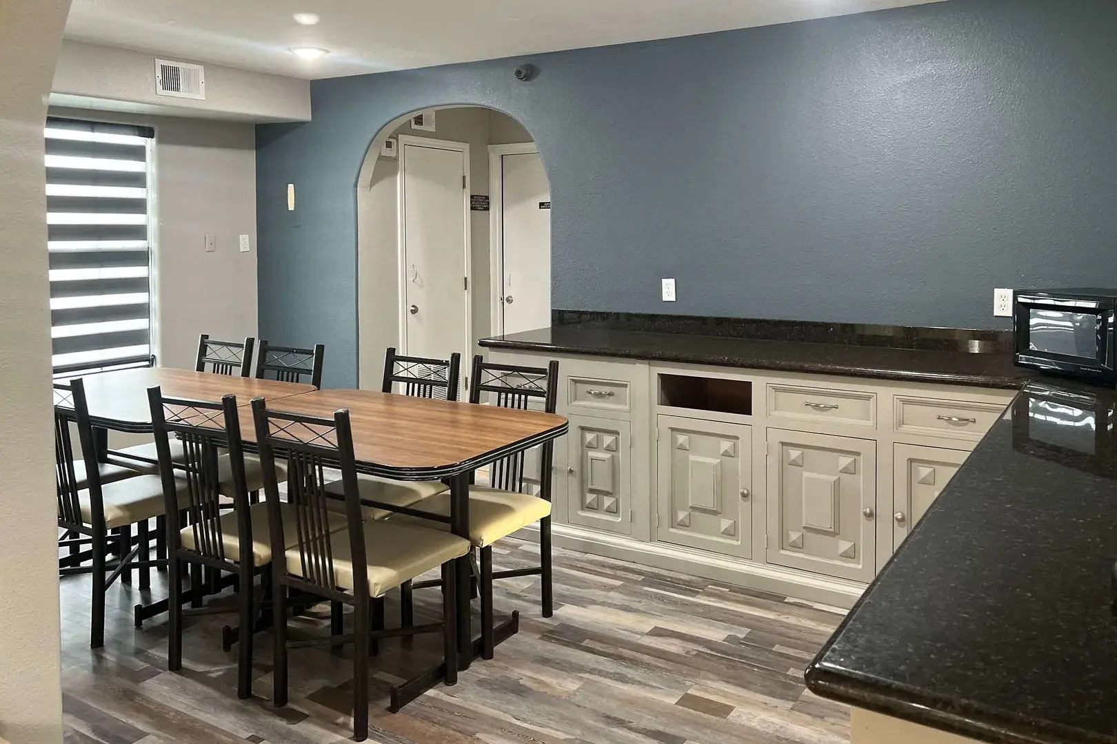 Econo Lodge Inn & Suites