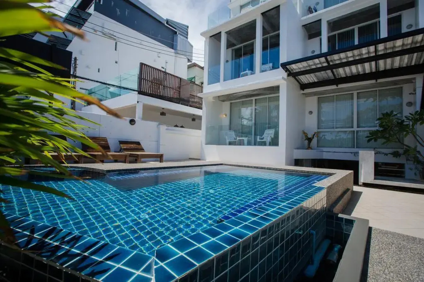 The Front Hotel and Apartment