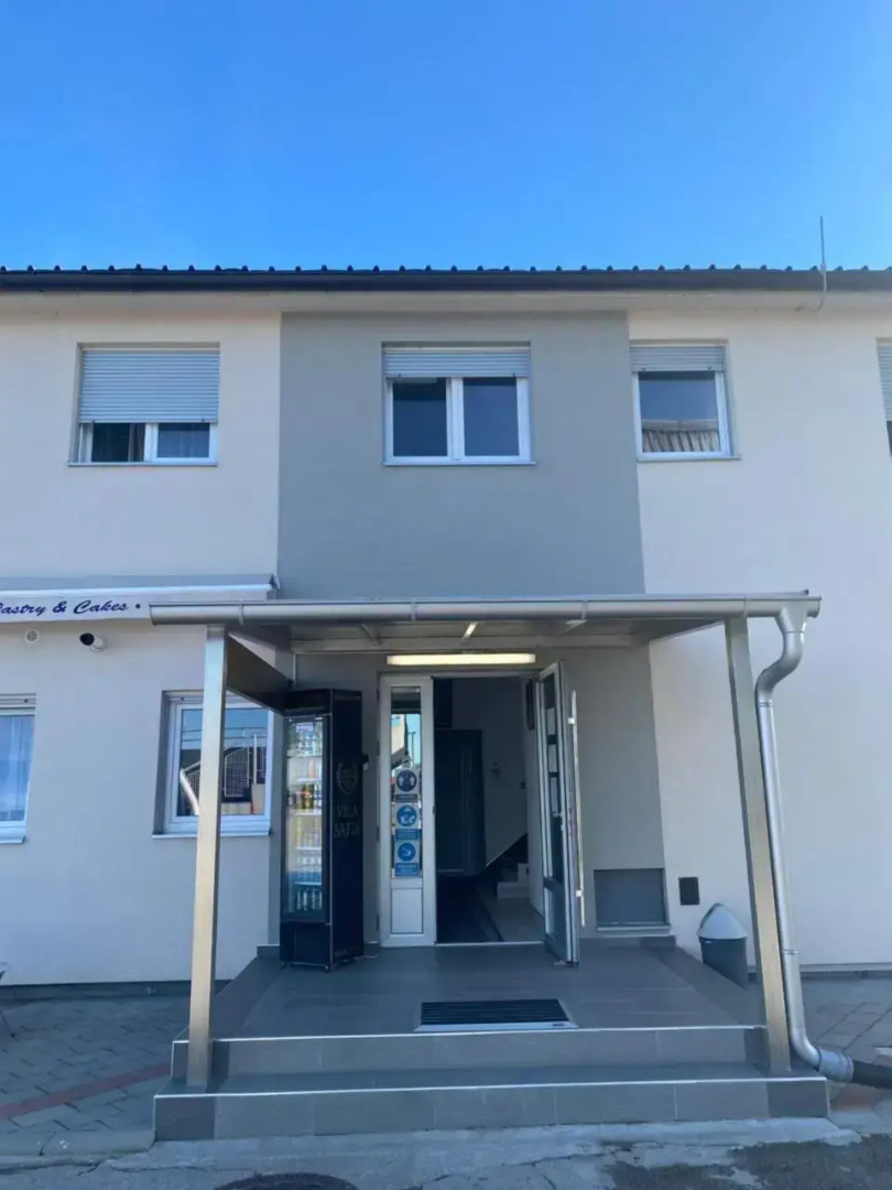 Plavi restoran, Loznica