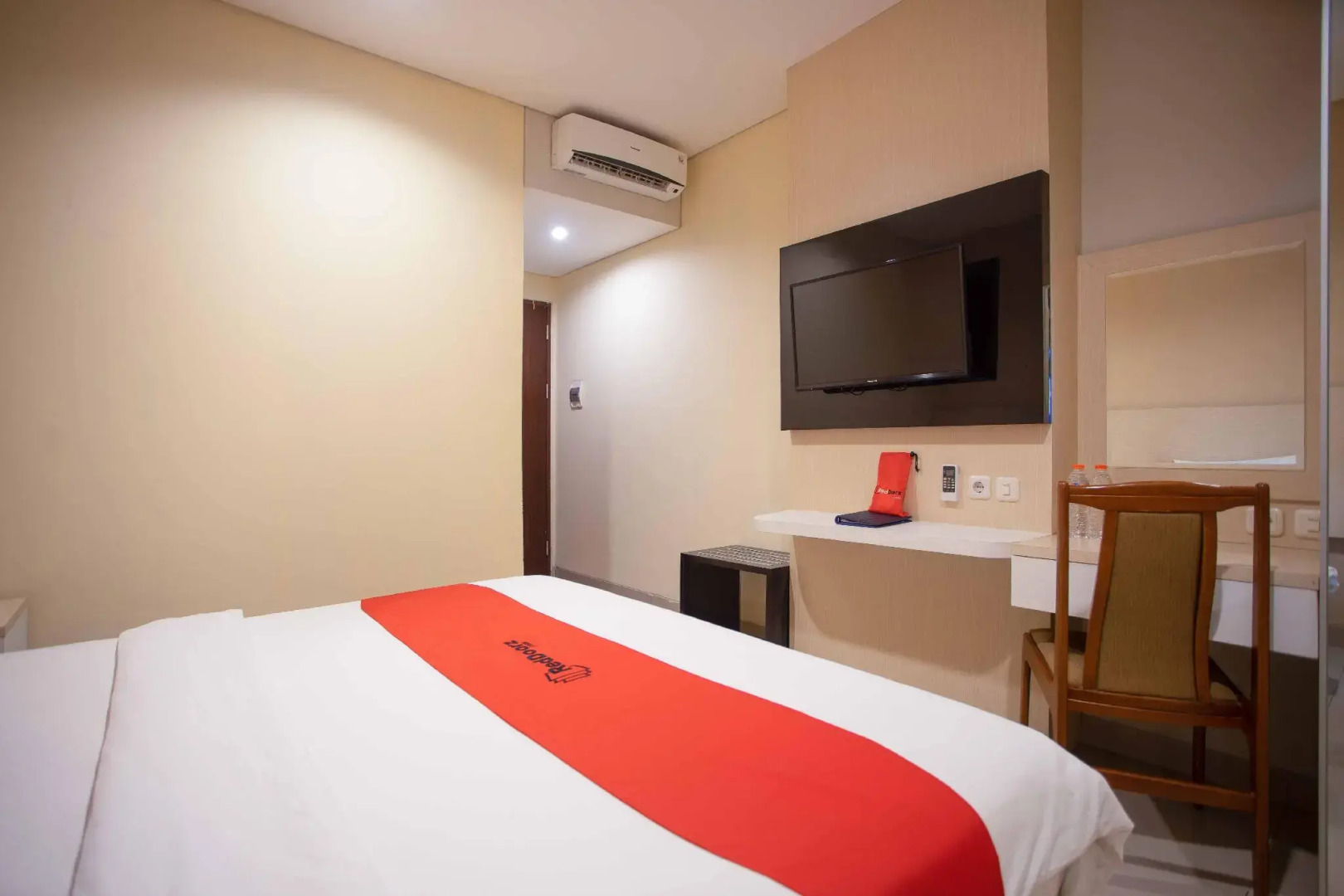 RedDoorz Premium near Kawasan Industri Cikarang