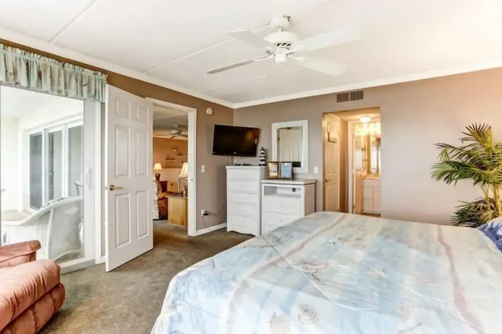 Amelia South H4 by RedAwning