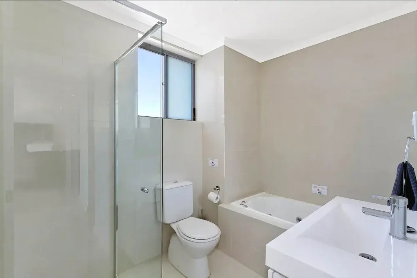 Lakeside Waterfront Apartment 18