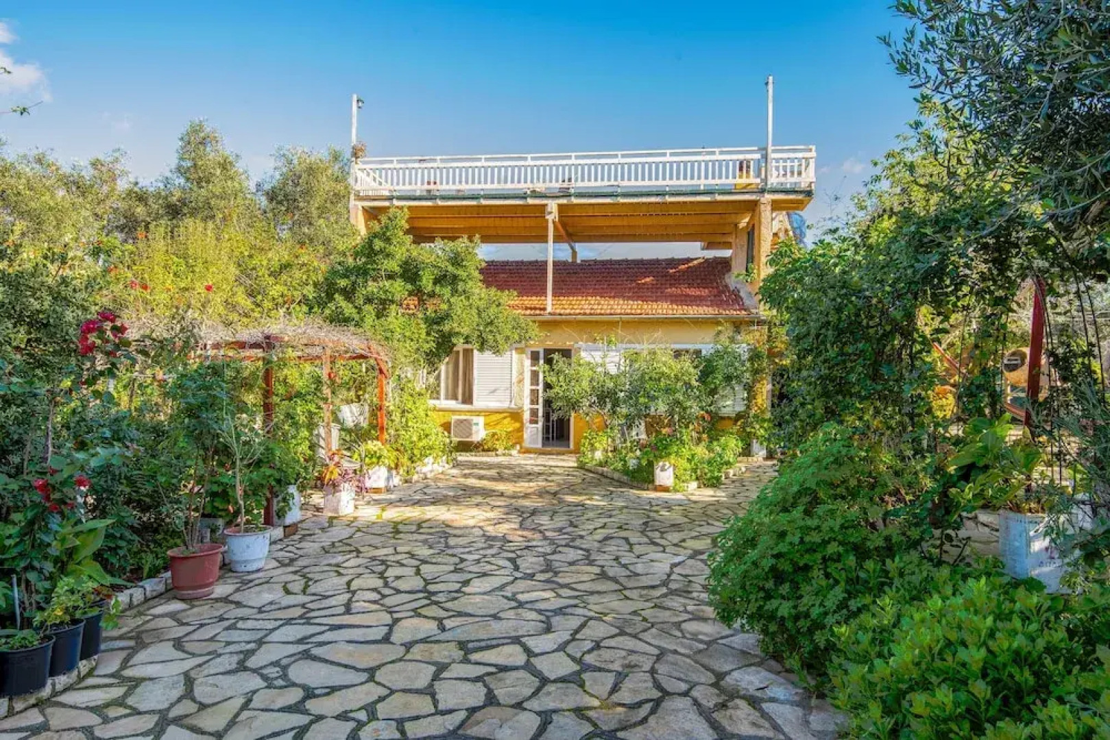 Sunset Traditional Cottage by Konnect