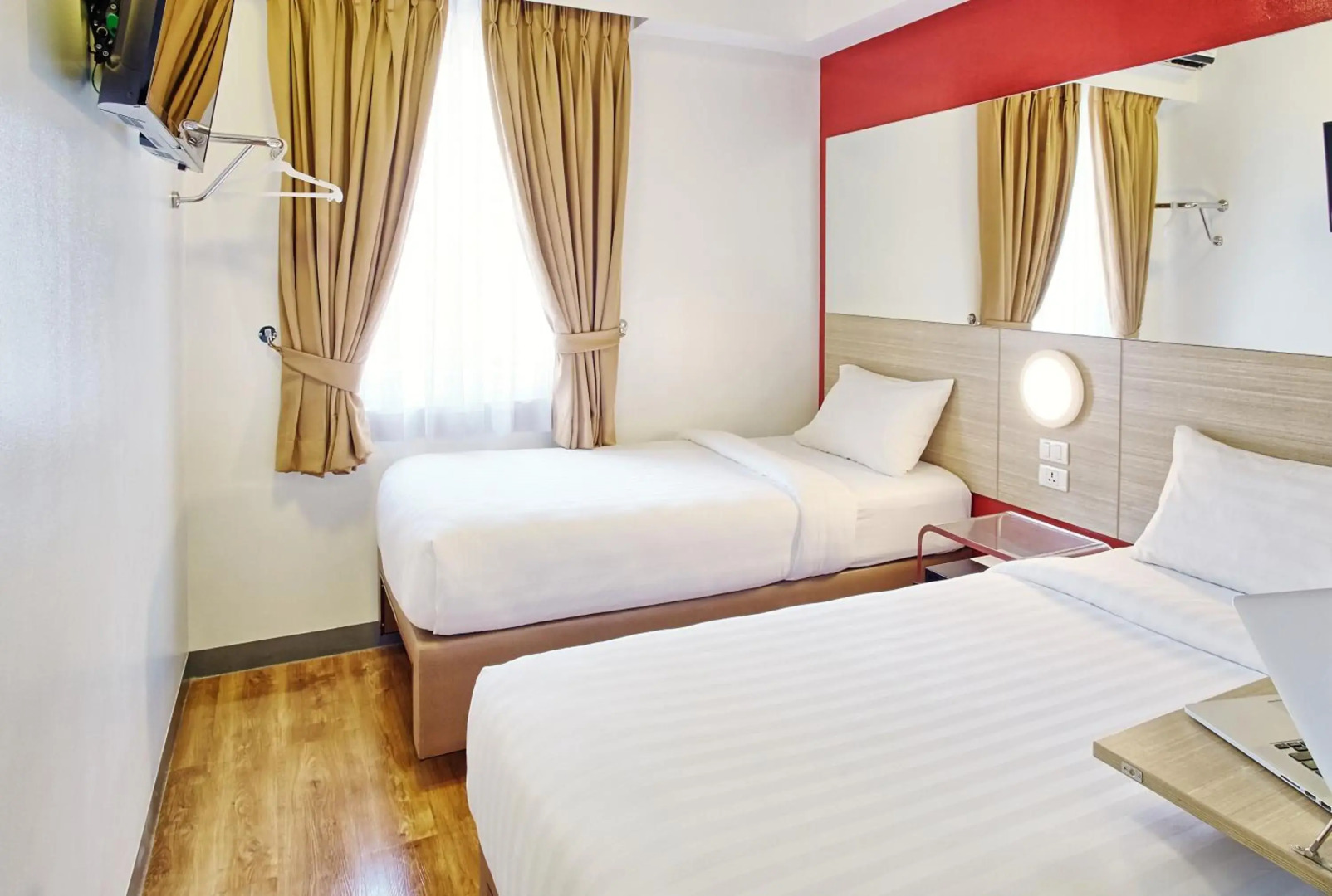 Red Planet Makati Amorsolo