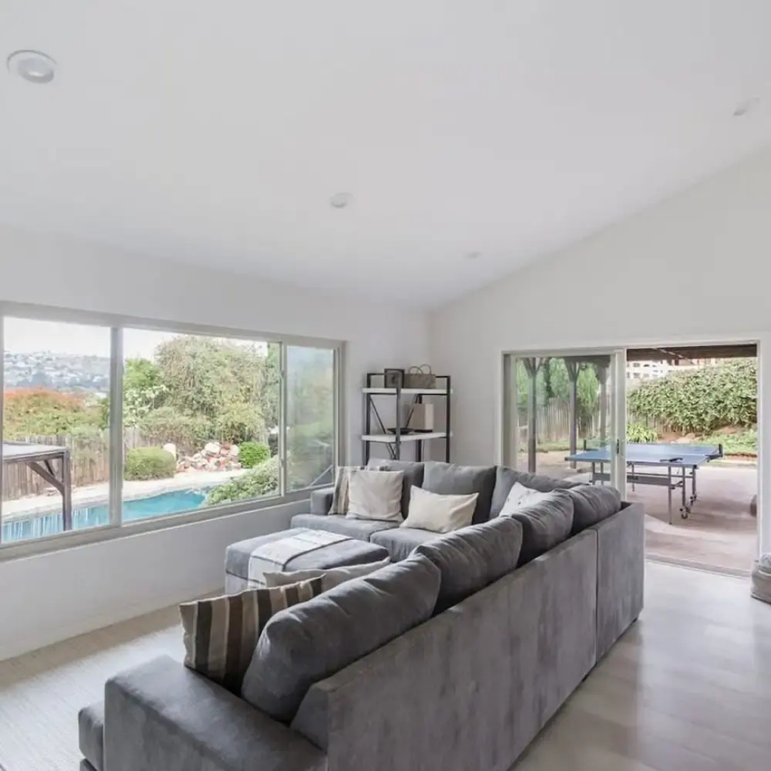 Spacious and Bright 5-bedroom Oasis Pool and Yard