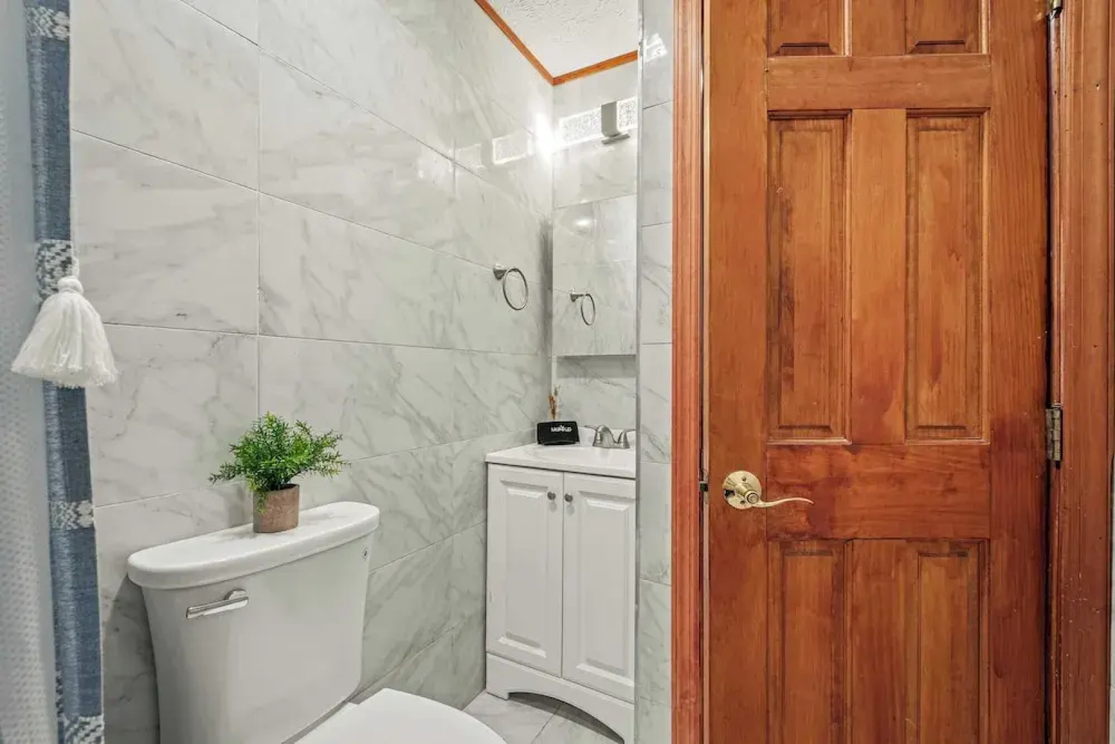 Stylish Renovated Home Open Layout, Coffee Bar + Near Hiking & Waterfalls