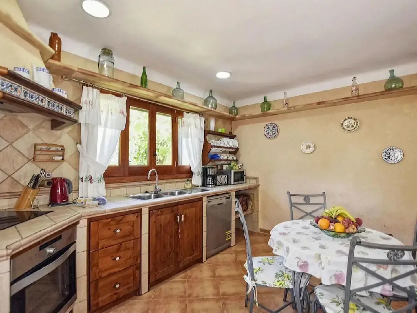 Luxurious Villa Perfect for Large Families, Near the Beach