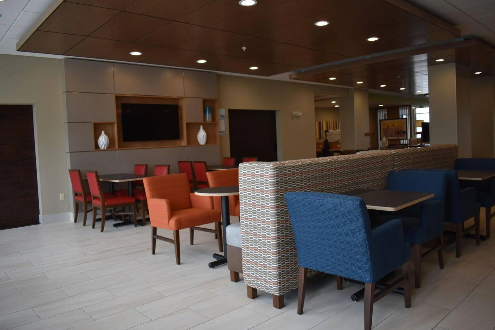Holiday Inn Express & Suites Parkersburg East by IHG