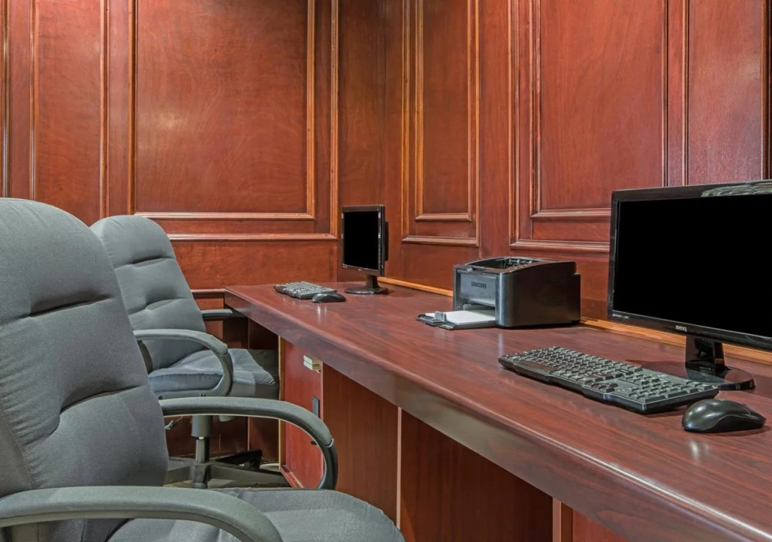 Howard Johnson express Inn & Suites Brampton