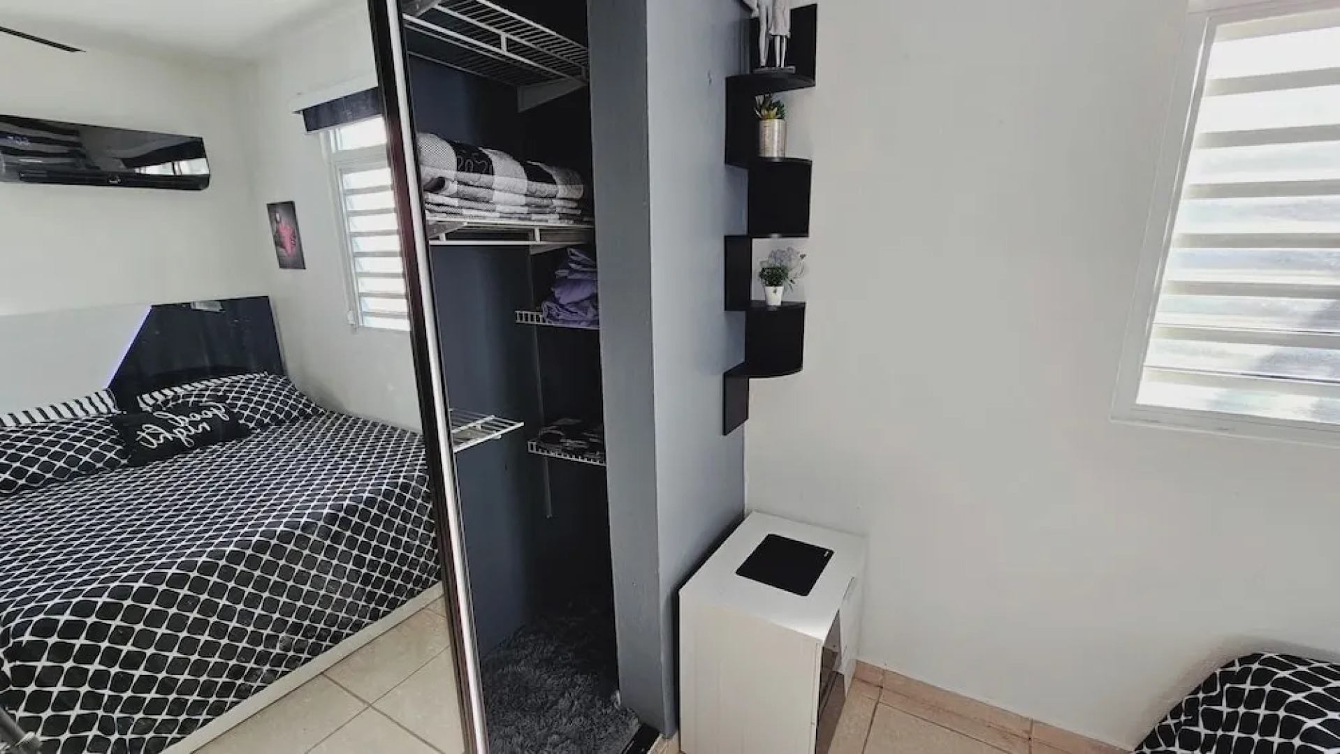 Cozy and Modern Apartment Black & White With Jacuzzi on Terrace