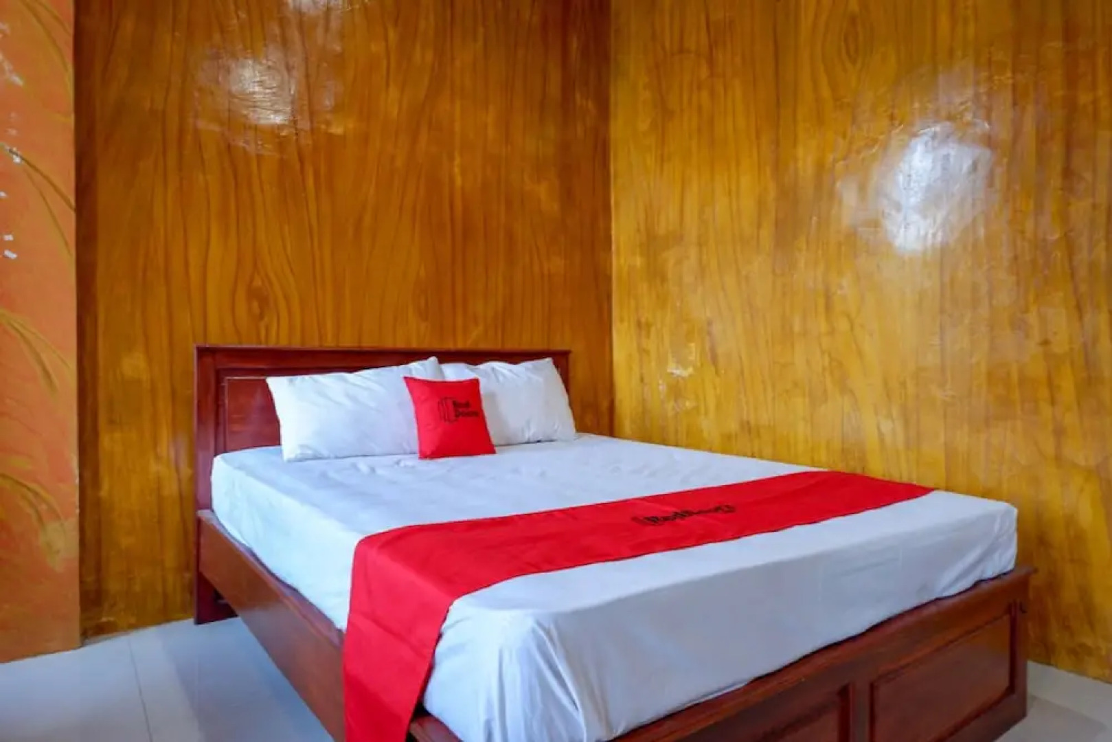 RedDoorz near Kamali Beach Bau Bau