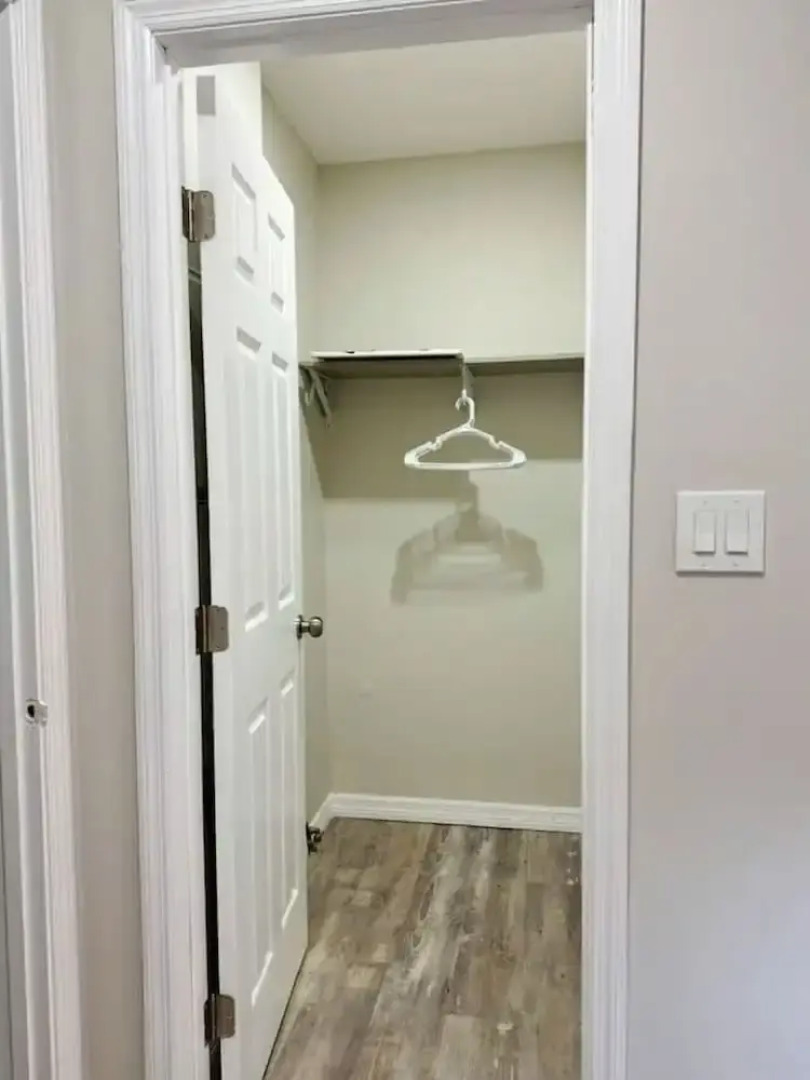 Fresh Renovated Pool Home w 5 Bedrooms Near Beach