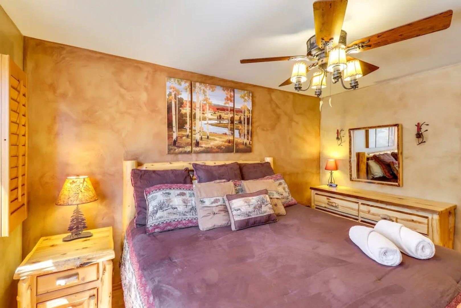 Cozy Show Low Cabin < 5 Mi to Downtown!