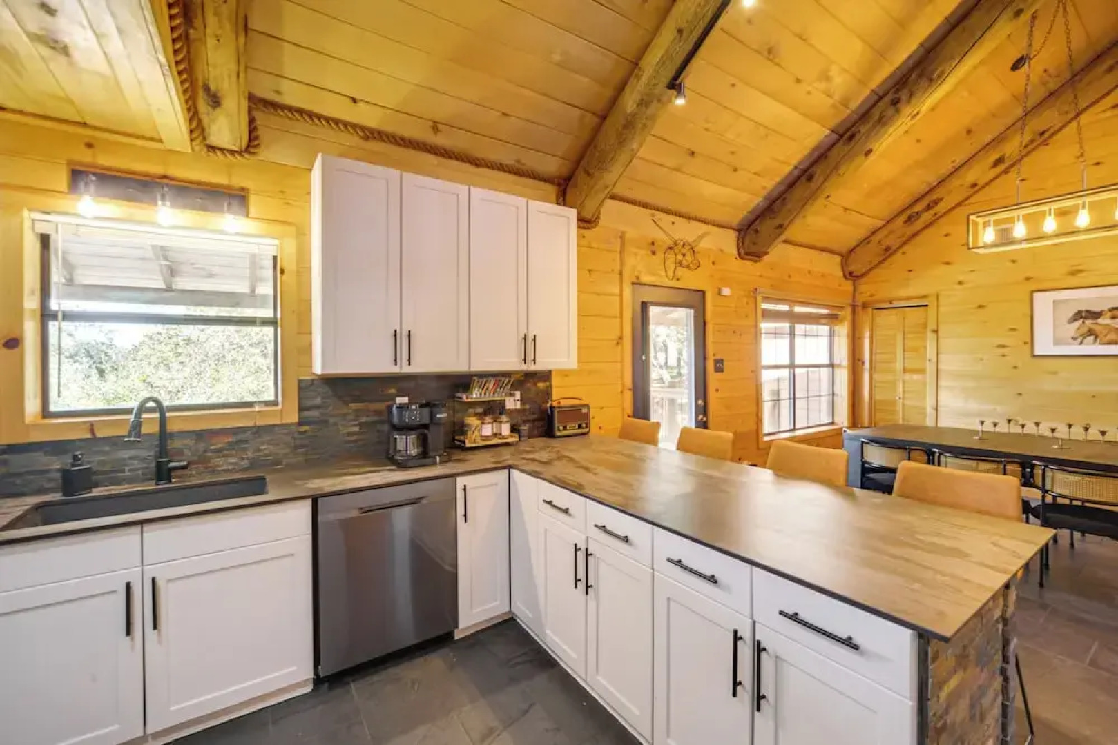 5 Mi to Dtwn Dripping Springs: Cabin w/ Jacuzzi!