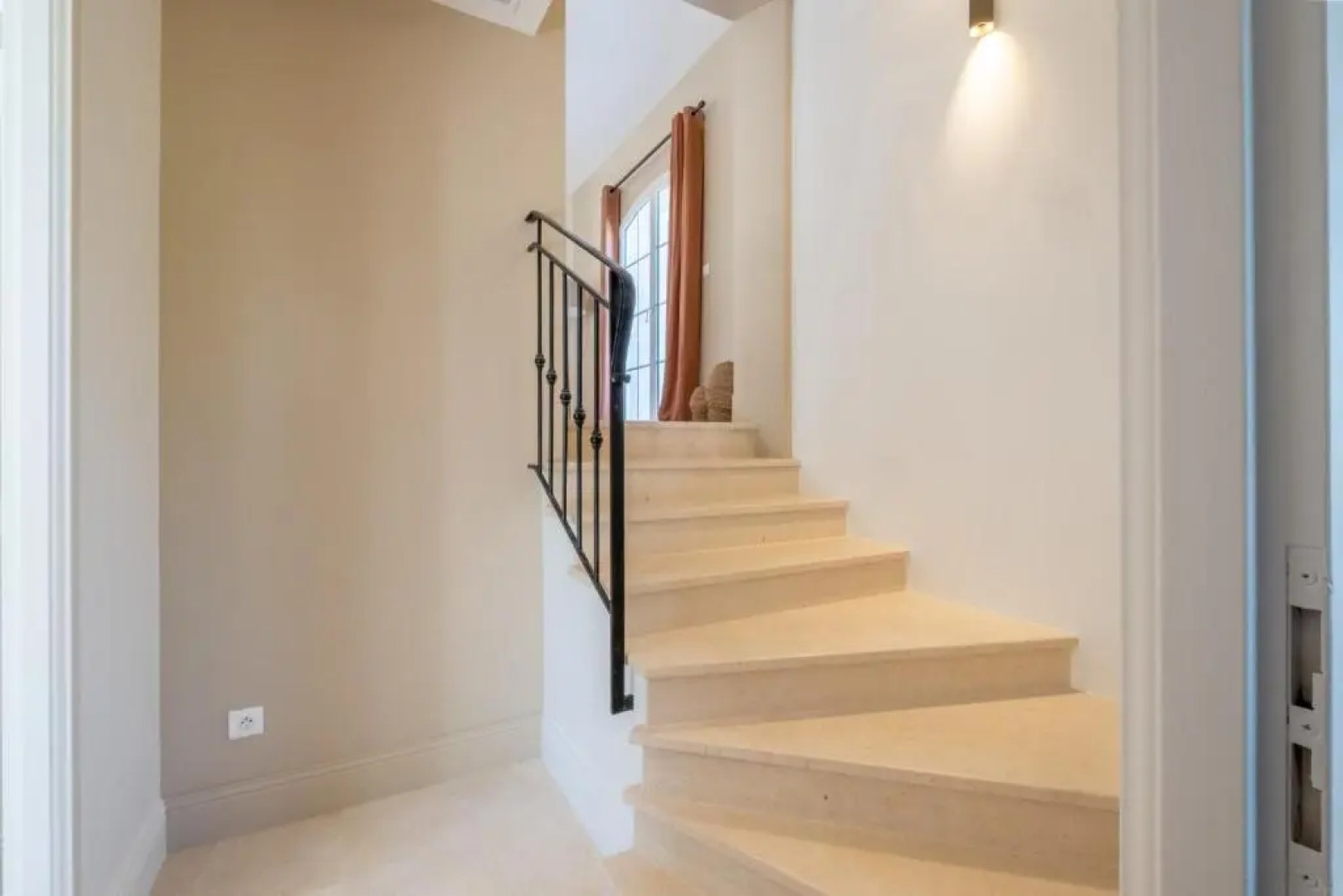 SERRENDY BIJOU de 280m2 au calme absolu avec piscine à débordement