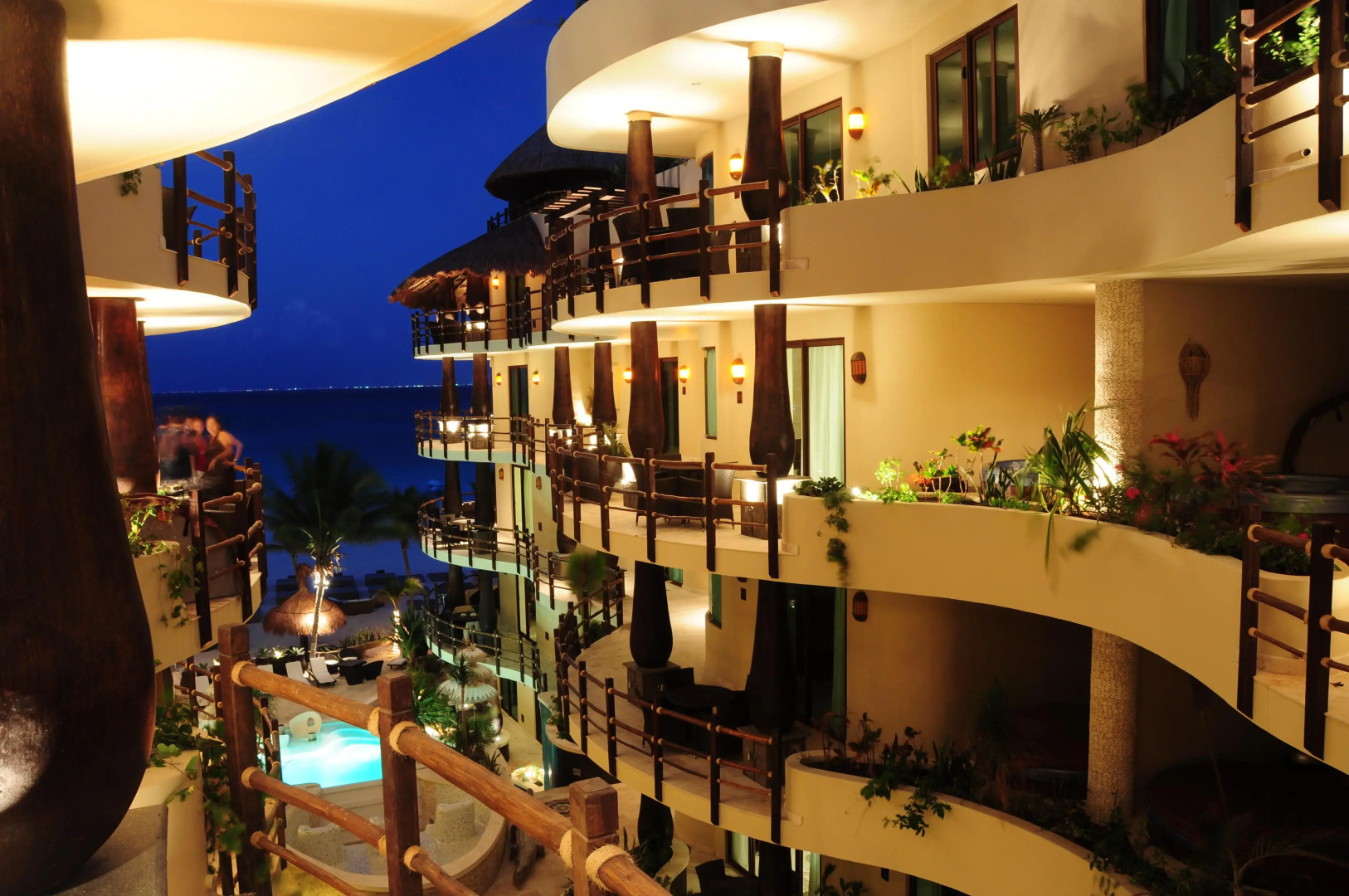 El Taj Oceanfront & Beachside Condo Hotel