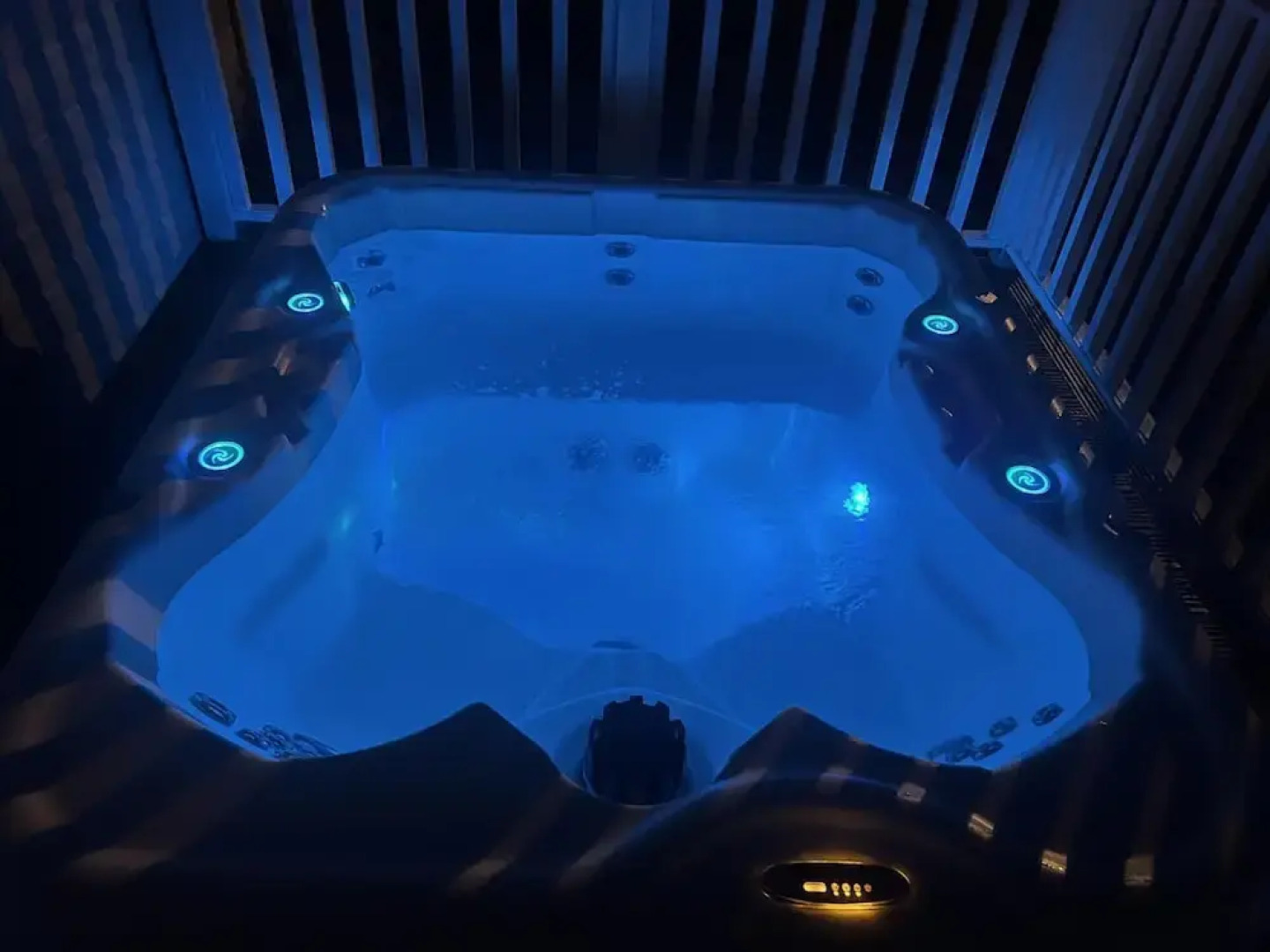 Lodge Sleeps 6 With Private Hot Tub