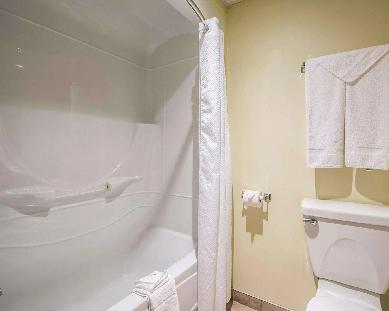 Econo Lodge Inn & Suites