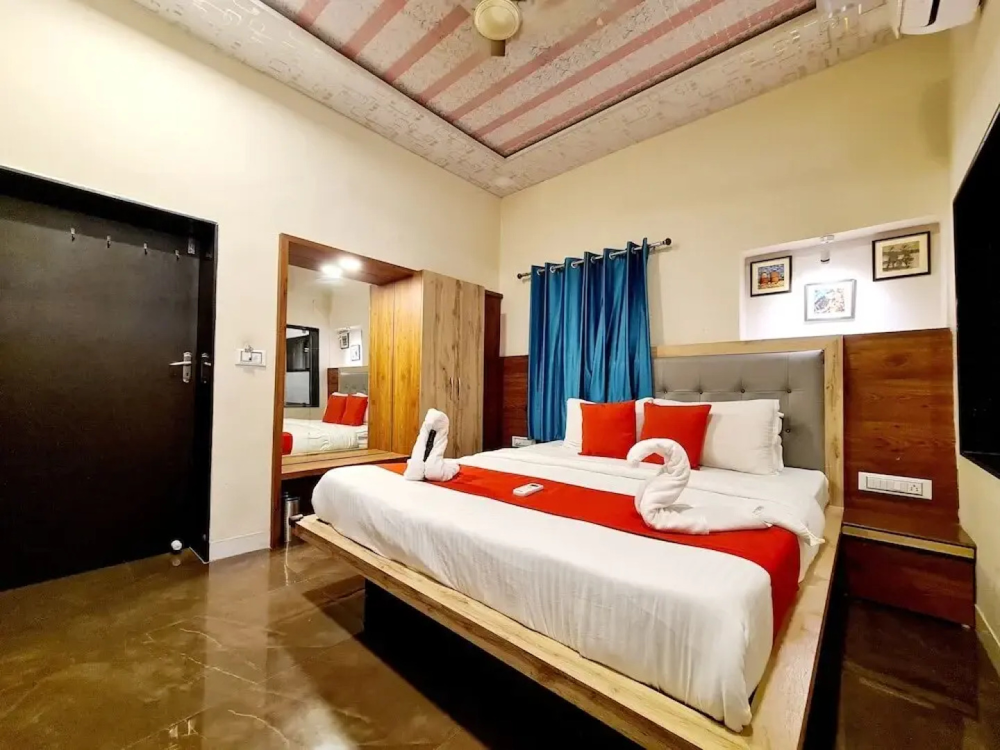 OYO 13553 Palm Residency