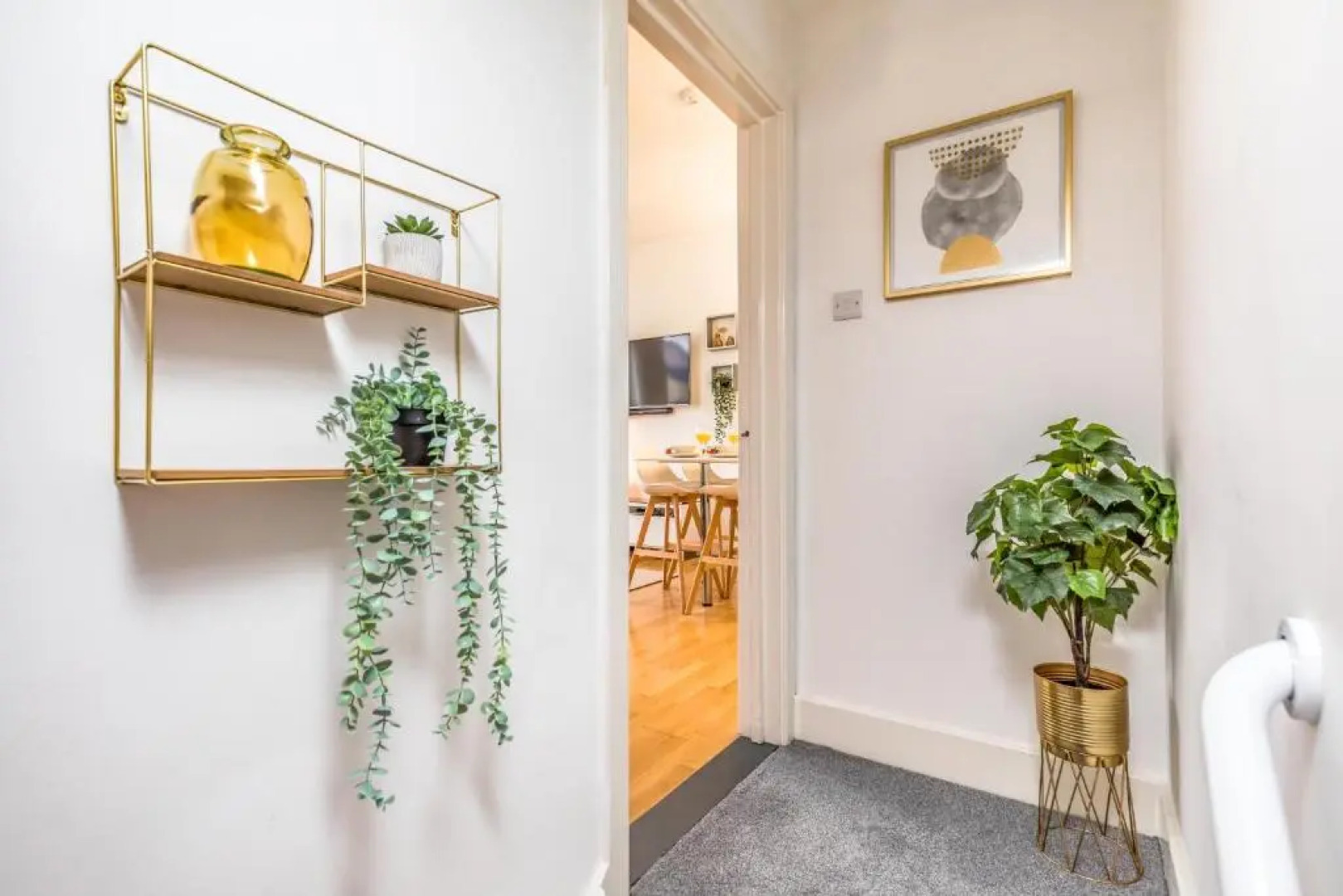 City & Beach at Your Reach - Courtyard & Parking